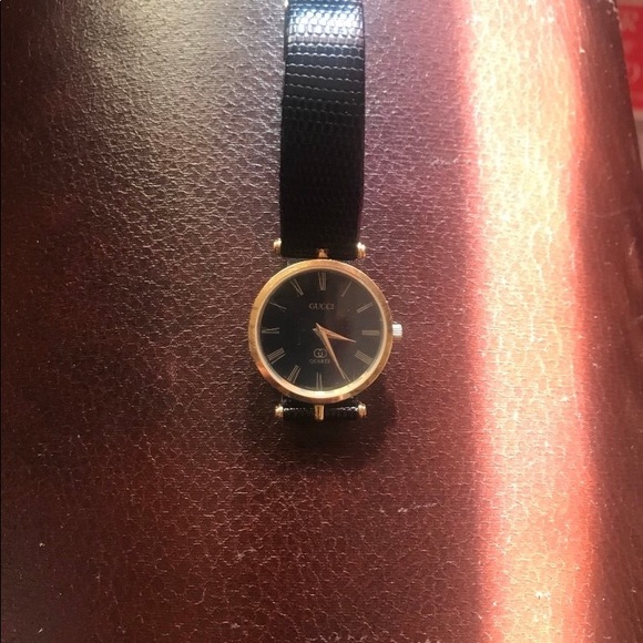 I’m selling a vintage Gucci watch from the 80s! - Picture 1 of 5